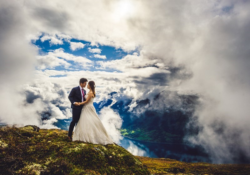 Brudepar på Hoven i Loen (foto: Eirik Halvorsen)