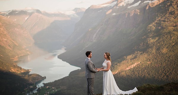 Brudepar på Hoven i Loen (foto: Endre Hilleren)
