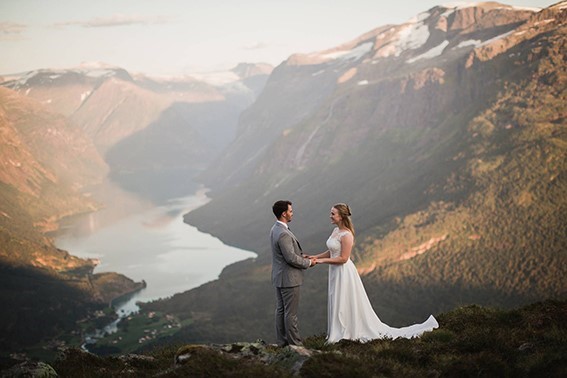 Brudepar på Hoven i Loen (foto: Endre Hilleren)